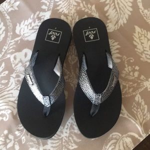 Reef women’s flip flops - size 6